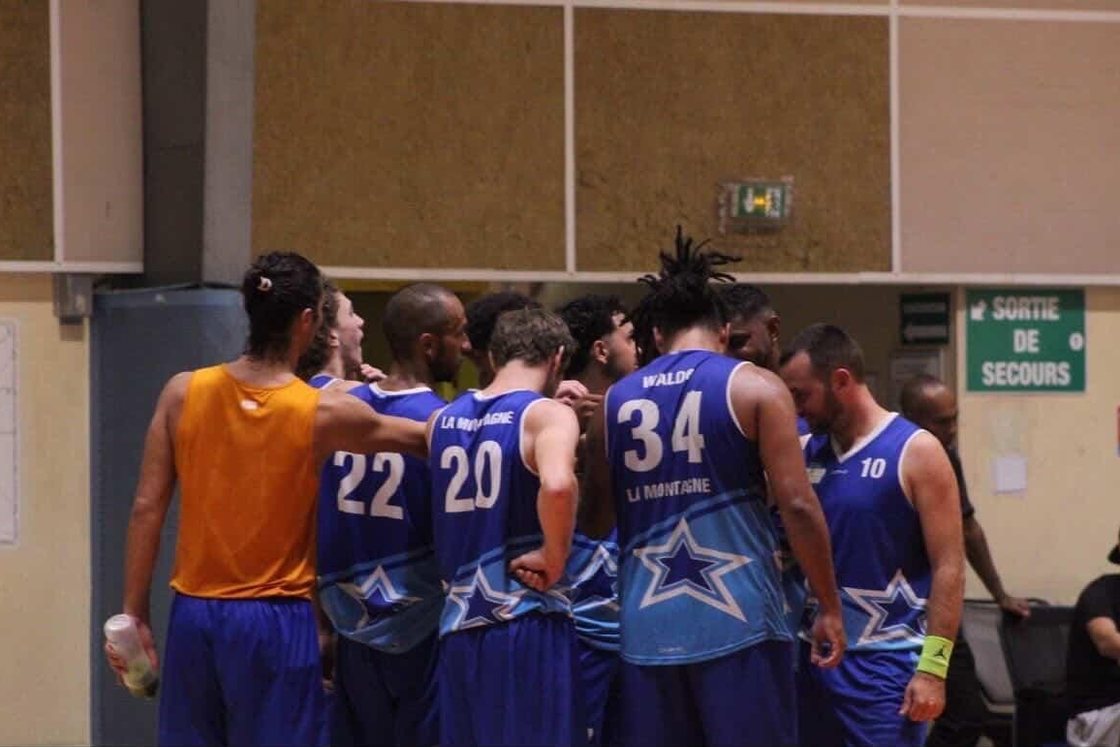 Équipe de basket du MBC La Montagne soudée avant un match, saison à Saint-Denis 974