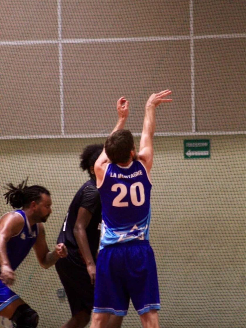 Joueur du MBC La Montagne au tir, maillot floqué La Montagne, basket Réunion 974