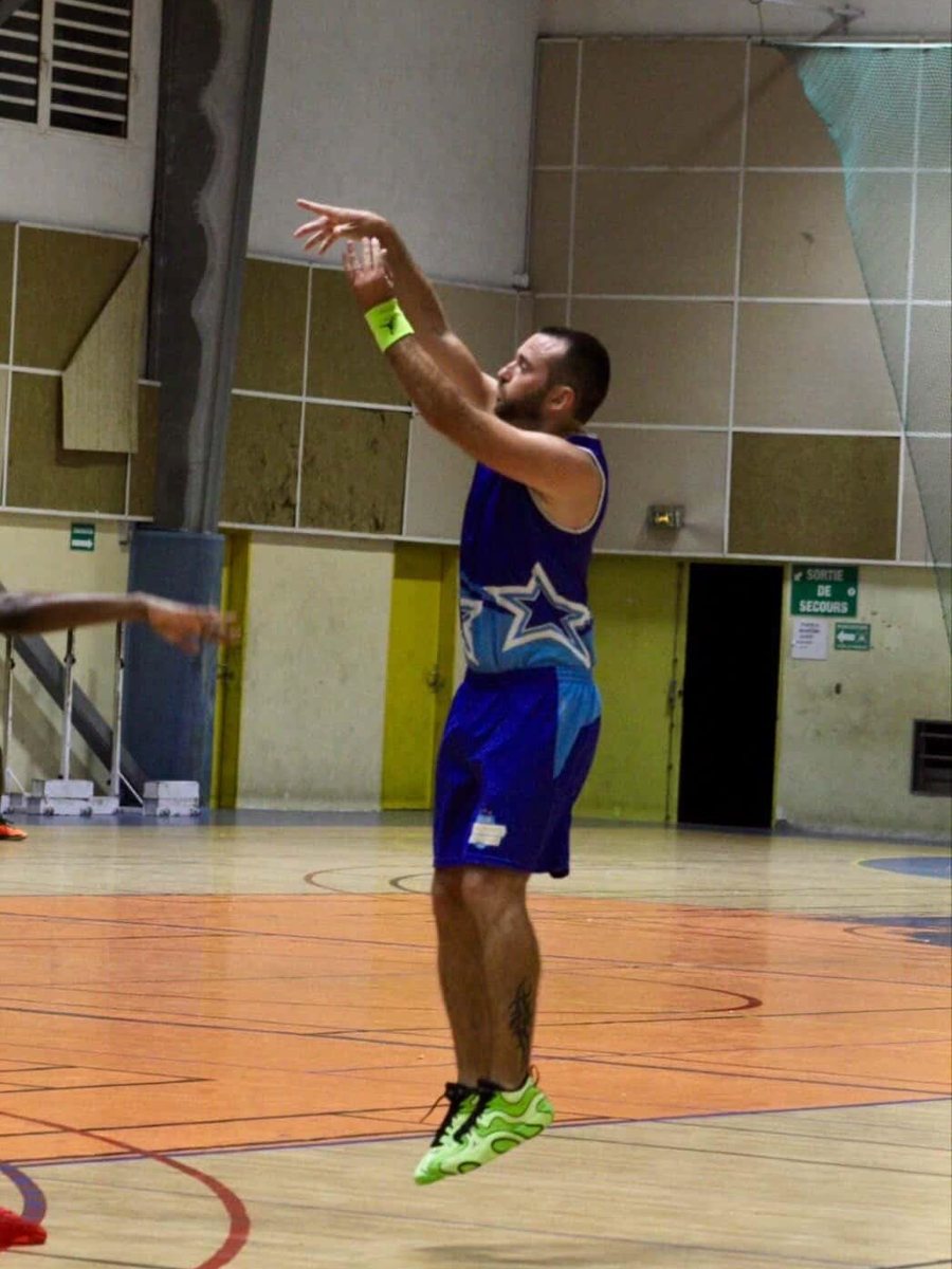 Joueur du MBC La Montagne au shoot en suspension lors d'un match de basket à La Réunion